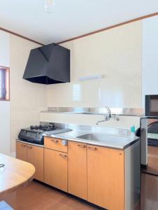 cocina con fregadero y fogones en Nobana Mikkabi - Vacation STAY 14751, en Kosai