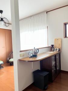 eine Küche mit einer Theke in einem Zimmer in der Unterkunft Nobana Mikkabi - Vacation STAY 14751 in Kosai