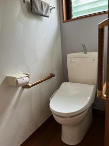 湖西市的住宿－Nobana Mikkabi - Vacation STAY 14751，一间带白色卫生间的浴室和窗户。
