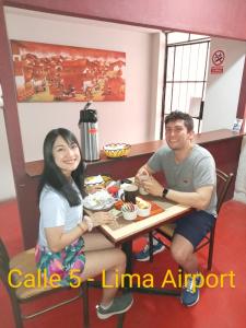un hombre y una mujer sentados en una mesa en CALLE 5 - Lima AIRPORT, en Lima