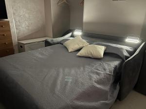 1 dormitorio con 1 cama con 2 almohadas en L’angolo in piazza, en Biccari