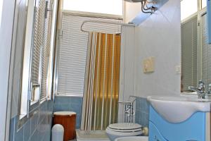 een badkamer met een toilet en een wastafel bij Alghero Budget Automated check in in Alghero