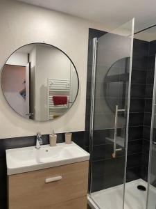 y baño con lavabo, espejo y ducha. en Studio de la Marmotte - Aime 2000, en Aime La Plagne