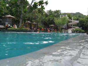een zwembad in een resort met mensen erin bij unixx seaview in Pattaya South