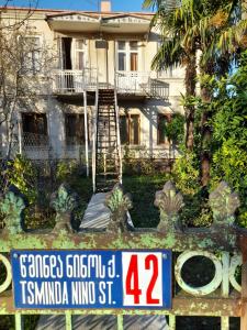 una casa con un cartello davanti di Levani's GuestHouse a Zugdidi