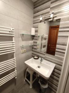 Ένα μπάνιο στο Casa Rural Puerta del Sol II de 2 habitaciones