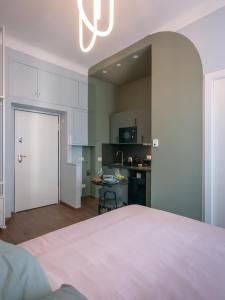 1 dormitorio con 1 cama y cocina con mesa en Mini suite di design, en Milán
