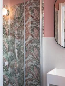 y baño con ducha y papel pintado con motivos florales. en Mini suite di design, en Milán