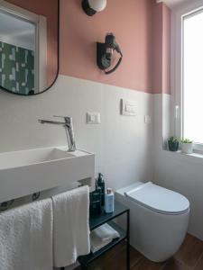 y baño con lavabo y aseo. en Mini suite di design, en Milán