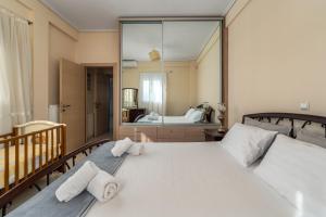 um quarto com uma grande cama branca com toalhas em Piperitsa house for nomads or families in the countryside em Messini