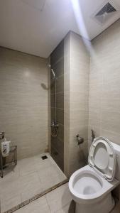 een badkamer met een toilet en een douche bij Meii House - Vinhome Ocean Park S201 in Hanoi