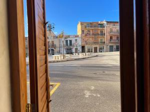 una vista desde una ventana de una calle vacía en L’angolo in piazza, en Biccari