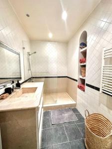 La salle de bains est pourvue d'une douche, d'un lavabo et d'un miroir. dans l'établissement Adorable 2-bedrooms flat in Gueliz, à Marrakech