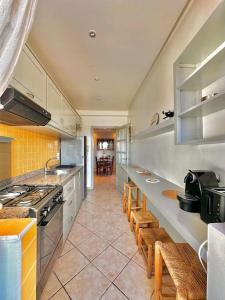 - une grande cuisine avec un comptoir et des chaises dans l'établissement Adorable 2-bedrooms flat in Gueliz, à Marrakech
