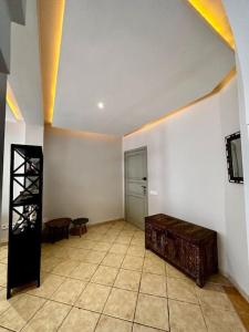 une chambre vide avec une chambre avec une chambre avec une chambre avec une chambre avec un astérisque astryastryasteryasteryasteryasteryastery dans l'établissement Adorable 2-bedrooms flat in Gueliz, à Marrakech