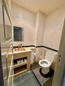 La salle de bains est pourvue de toilettes et d'un lavabo. dans l'établissement Adorable 2-bedrooms flat in Gueliz, à Marrakech