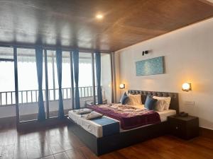 1 dormitorio con 1 cama en una habitación con ventanas en Hotel Norling SK Groups, en Pelling