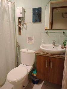 uma casa de banho com um WC e um lavatório em Boracay Apartment unit 5 em Boracay