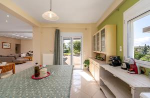 Predel za sedenje v nastanitvi Piperitsa house for nomads or families in the countryside