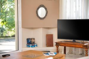 TV in/ali zabaviščno središče v nastanitvi Piperitsa house for nomads or families in the countryside