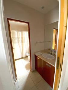 La salle de bains est pourvue d'un lavabo et d'un miroir. dans l'établissement Complejo Pampa 1, à Santa Rosa