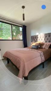 1 dormitorio con 1 cama grande y ventana grande en Casa vacacional BREAKEVEN en Oaxtepec