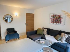 - un salon avec un canapé et une table dans l'établissement Appartements 3 étoiles terrasse ou patio intra-muros, à Aigues-Mortes