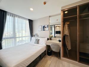 Un dormitorio con una cama y un escritorio y una ventana. en Maxxi Prime Ratchada - Sutthisan near JodFair Market, en Ban Na Song 28 fotos más