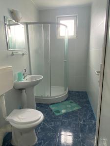 La salle de bains est pourvue d'une douche, de toilettes et d'un lavabo. dans l'établissement Sunset Villa, à Costinesti