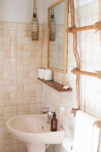 La salle de bains est pourvue d'un lavabo et d'un miroir. dans l'établissement Marshmallow Homestay, à Ahangama