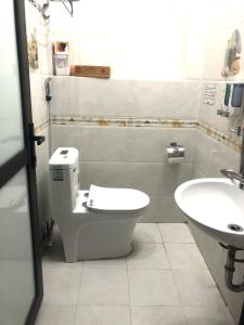 a bathroom with a toilet and a sink at Gia Bảo Homestay - Cao Bằng in Cao Bằng