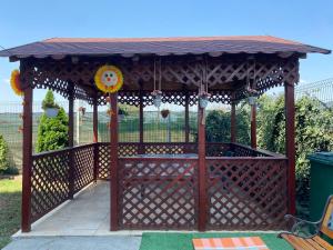 un kiosque en bois avec un toit dans l'établissement Sunset Villa, à Costinesti