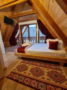 um quarto com uma cama e uma janela em Casuta Armonia em Moisei