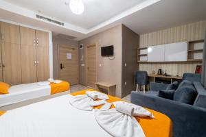 Mardy Hotel في إسطنبول: غرفة فندقية بسريرين واريكة