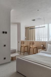 um quarto com uma cama, uma mesa e cadeiras em Sfumato Rooms em Odessa