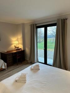 een slaapkamer met een bed, een bureau en een raam bij Azienda agrituristica Scotti in Somma Lombardo