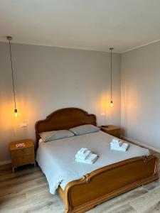 um quarto com uma cama com duas toalhas em Azienda agrituristica Scotti em Somma Lombardo