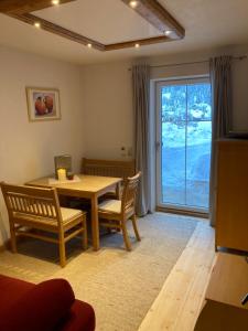 a dining room with a table and chairs and a window at Ferienwohnung Susanne in Steeg