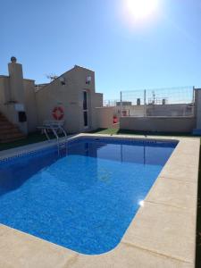 a swimming pool on the roof of a building at Apartamento Analema con piscina wifi y aire acondicionado in Moncófar