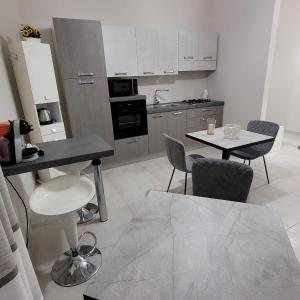 cocina con mesa y 2 sillas en B&B Girasoli, en Scafati