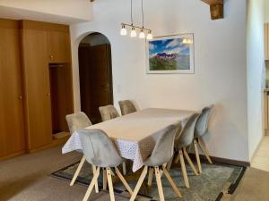 ein Esszimmer mit einem Tisch und Stühlen in der Unterkunft Chasa Sot-Chaunt 301 in Samnaun