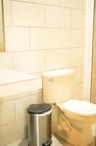 een badkamer met een toilet, een bad en een toilet bij Cabaña Villa de Ada in Gracias