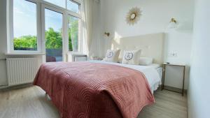 Llit o llits en una habitació de Heritage House Dane apartment