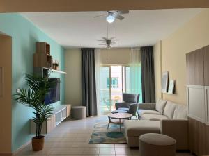 un soggiorno con divano e tavolo di Nice Location - 76 m2 a Dubai
