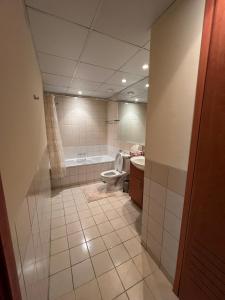 ドバイにあるNice Location - 76 m2のバスルーム(トイレ、バスタブ付)