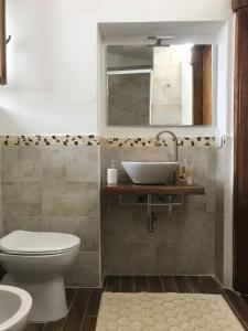 a bathroom with a sink and a toilet at Baita delle Rocche in Rocca di Mezzo