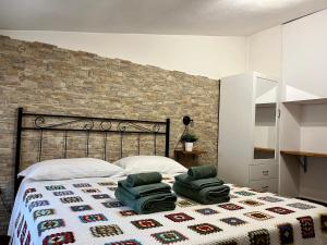 1 dormitorio con 1 cama con 2 toallas en Baita delle Rocche, en Rocca di Mezzo