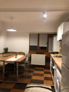 uma cozinha com uma mesa e uma sala de jantar em TIF Studio em Râmnicu Vâlcea