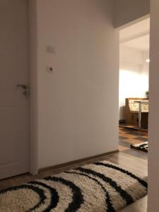 um quarto com uma porta com um tapete no chão em TIF Studio em Râmnicu Vâlcea