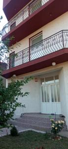 - un bâtiment avec un balcon, une porte et des escaliers dans l'établissement Sunset Villa, à Costinesti